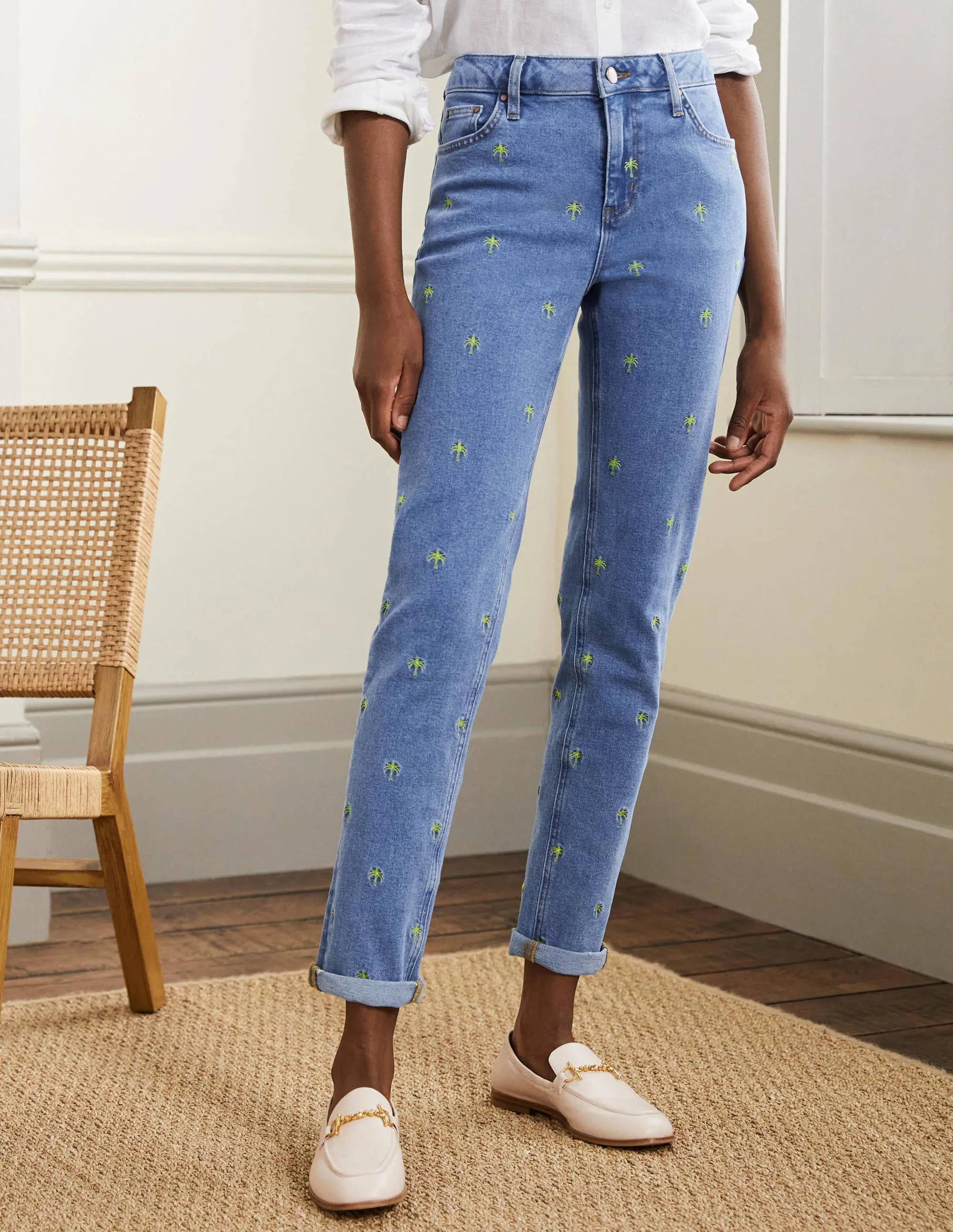 Girlfriend Jeans-Light Vintage. Embroidered