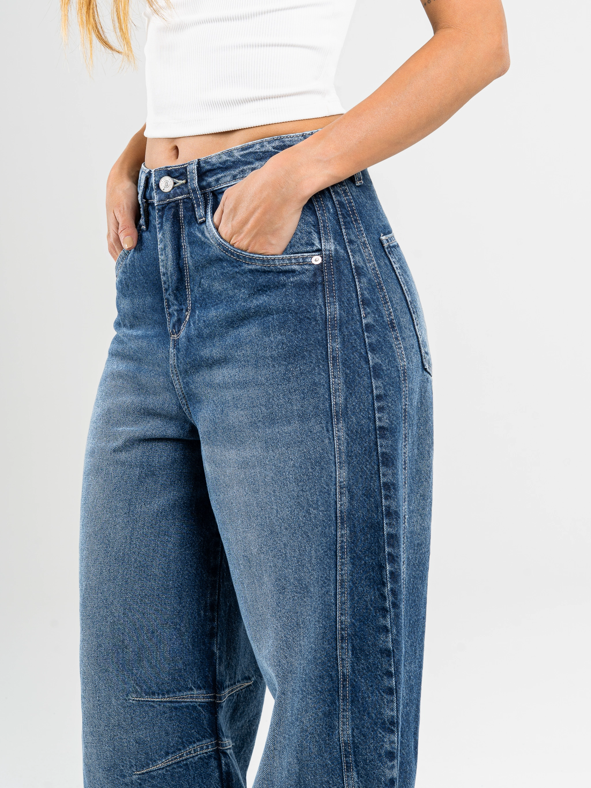 Ref: 065531 Jean barrel, rígido, tiro alto, cropped, con cortes,tono azul oscuro, diseño cinco bolsillos