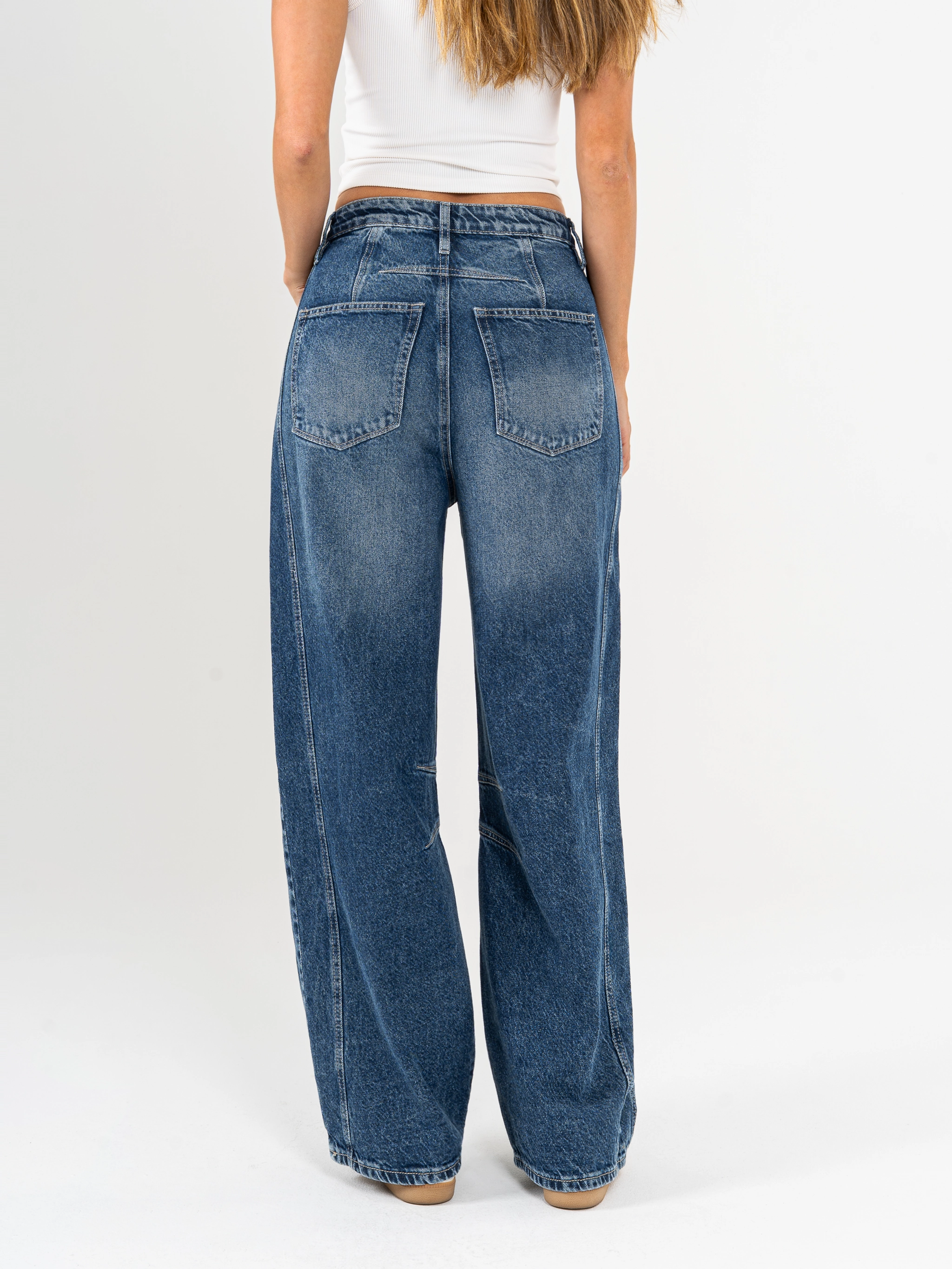 Ref: 065531 Jean barrel, rígido, tiro alto, cropped, con cortes,tono azul oscuro, diseño cinco bolsillos