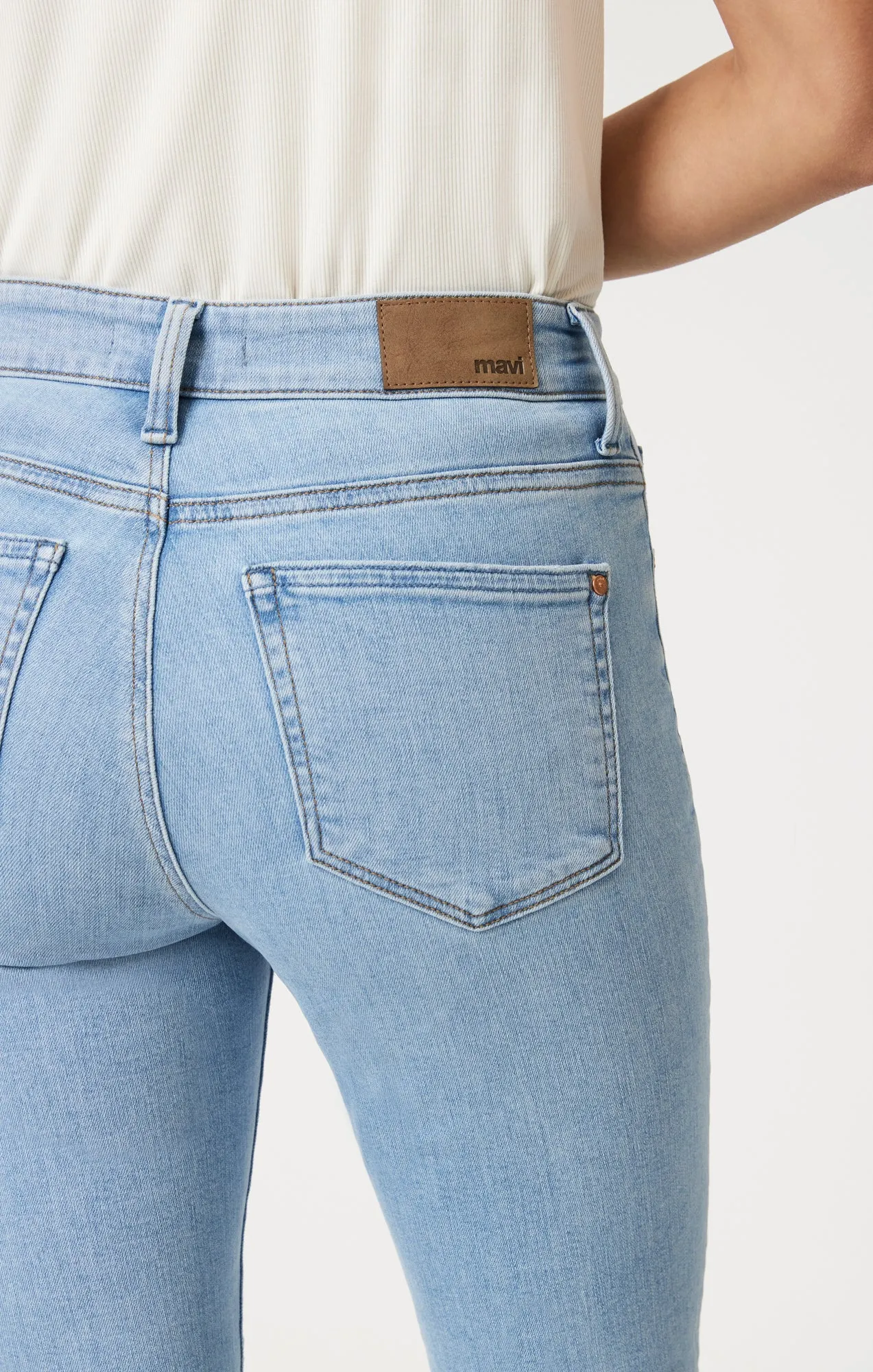 TESS SKINNY IN LIGHT FLEX BLUE