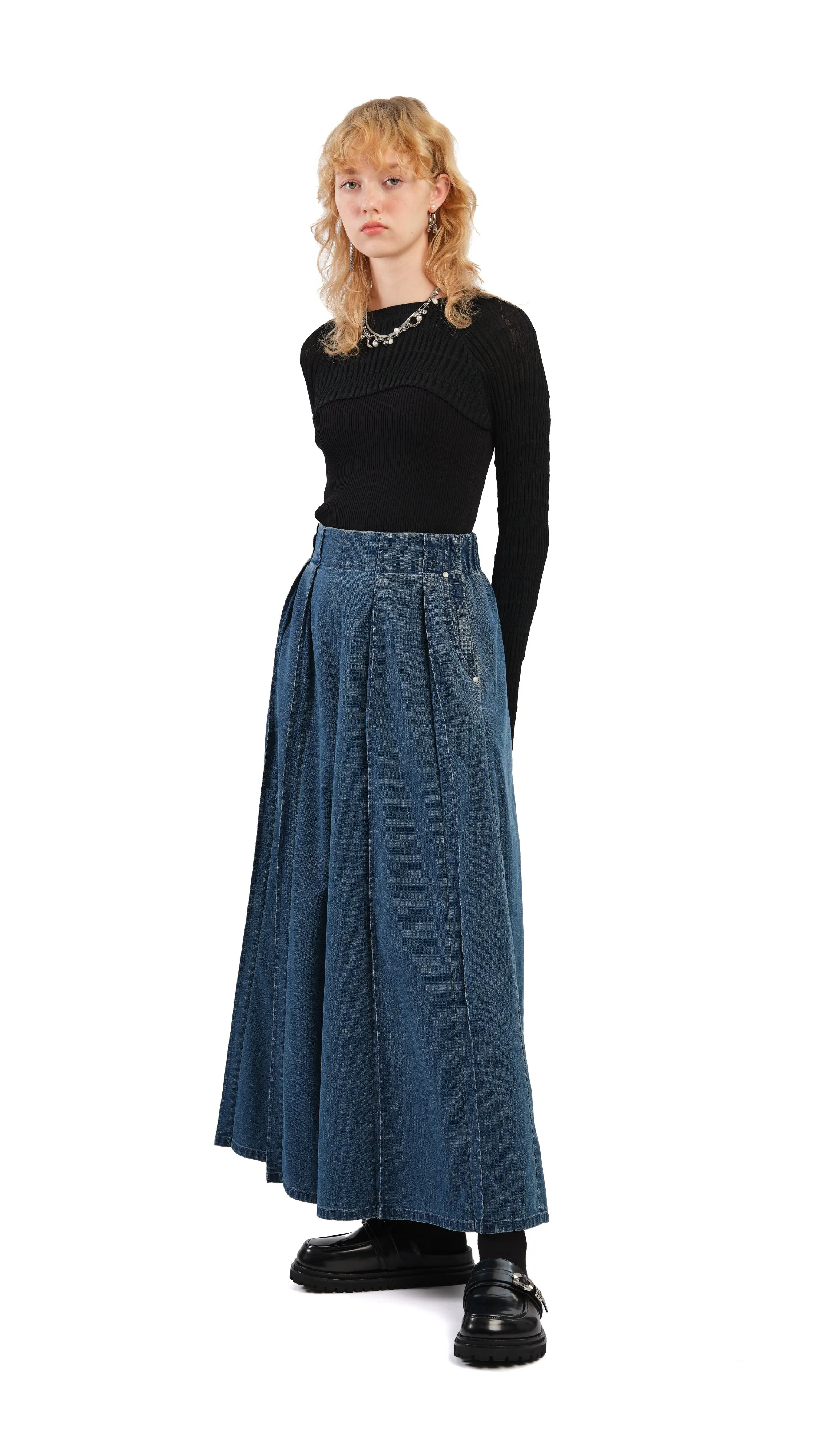 Wide-leg Tuck Jeans