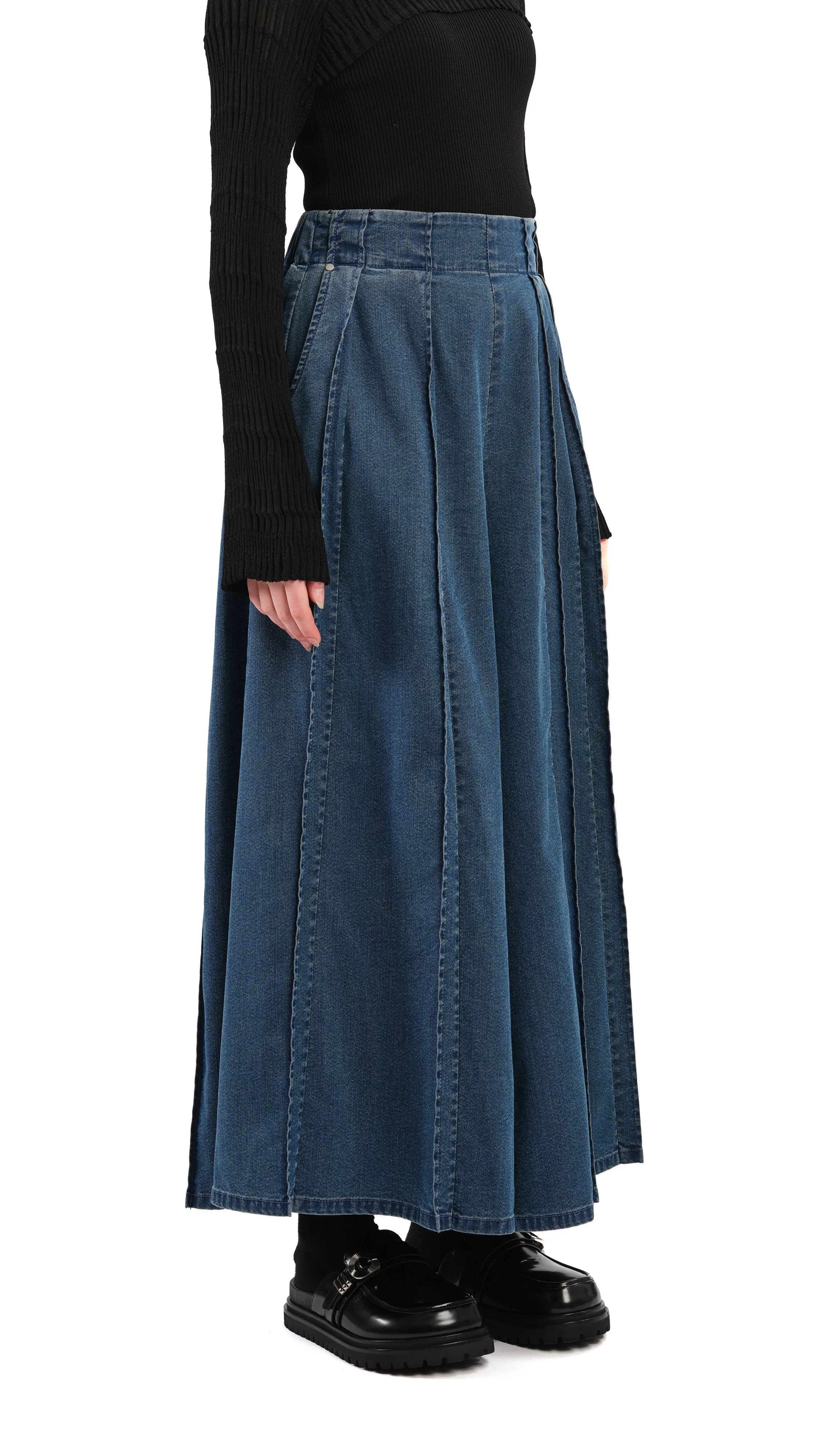 Wide-leg Tuck Jeans