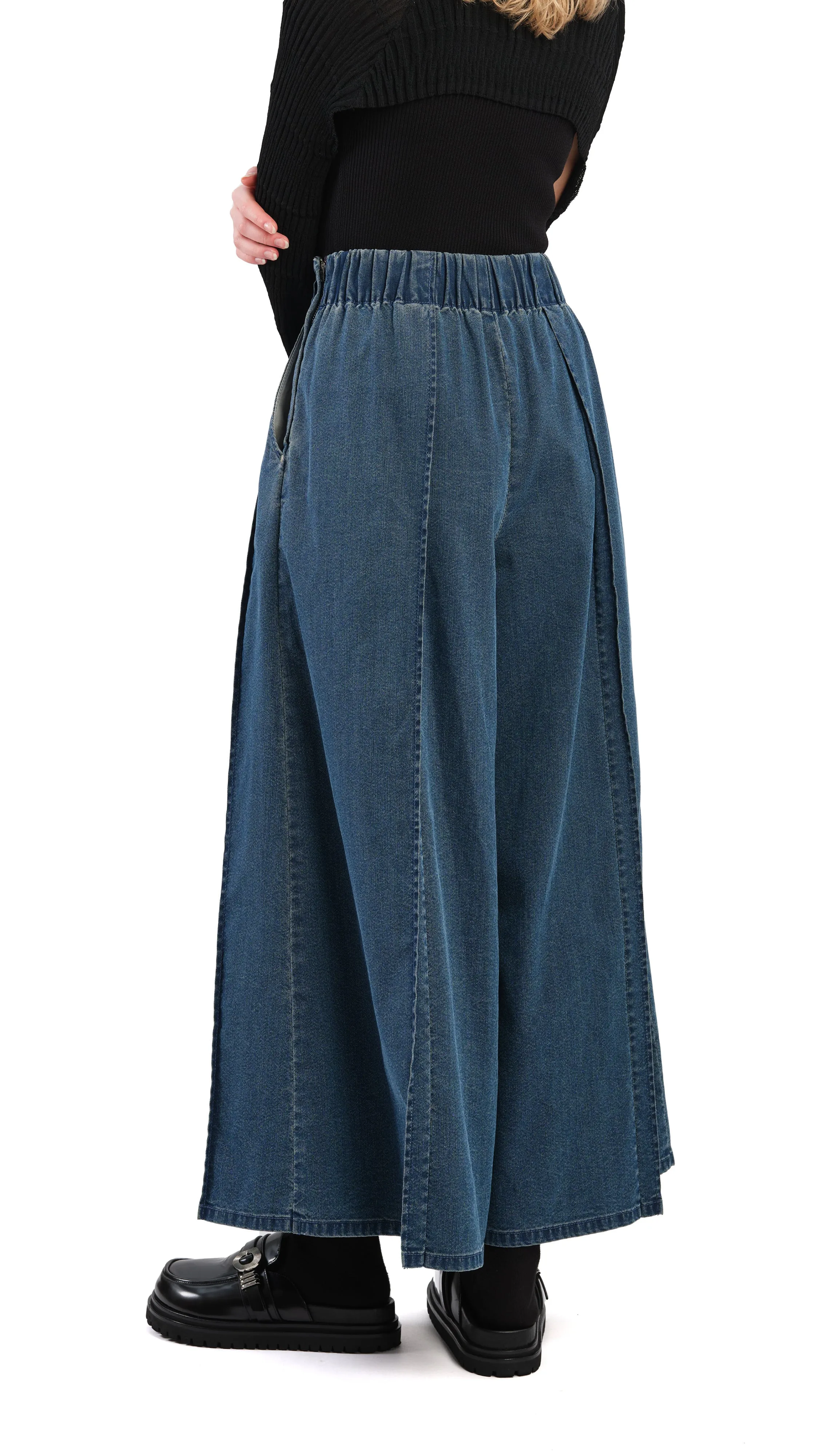 Wide-leg Tuck Jeans
